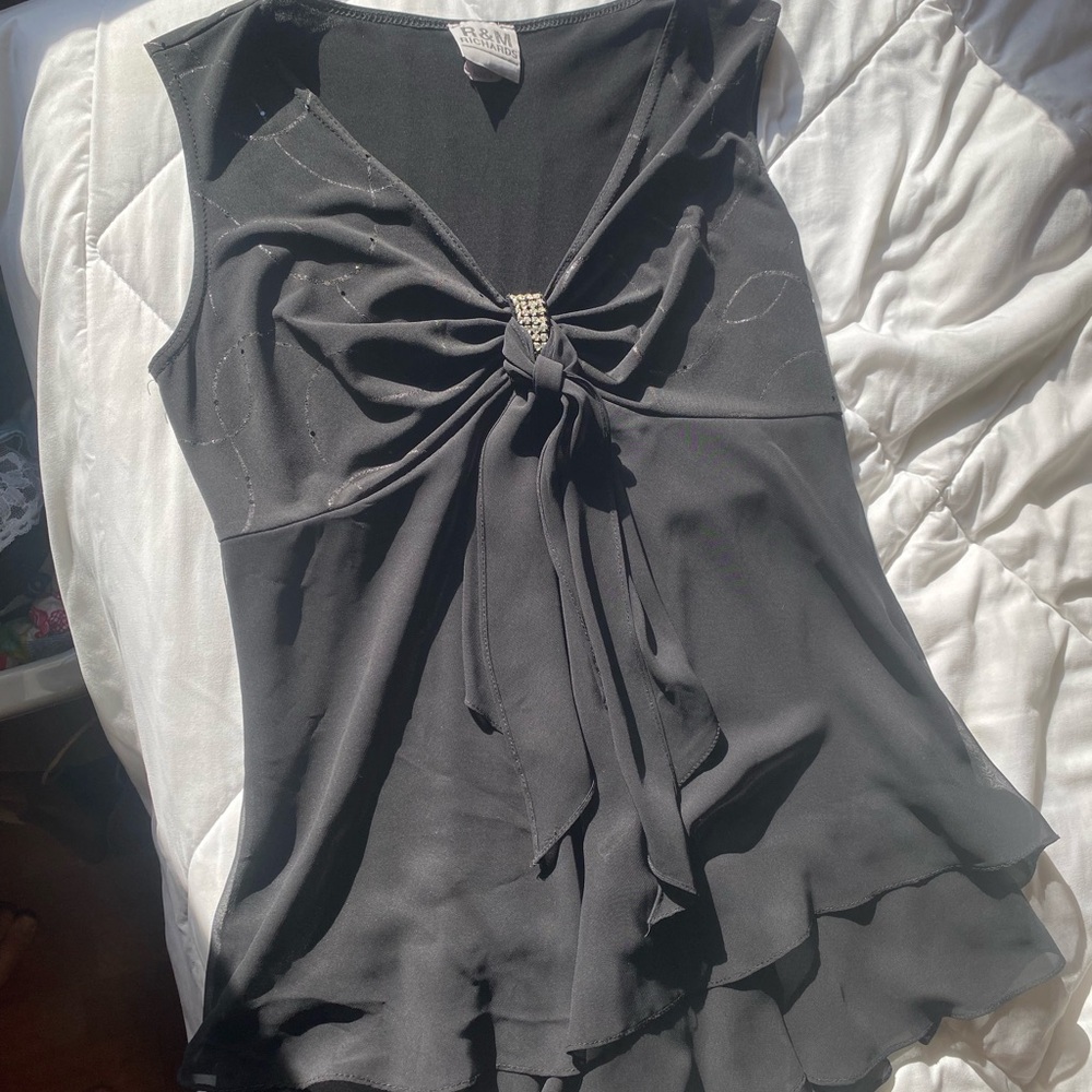 Black vintage R & M Richards top, no size is on it but fits size medium